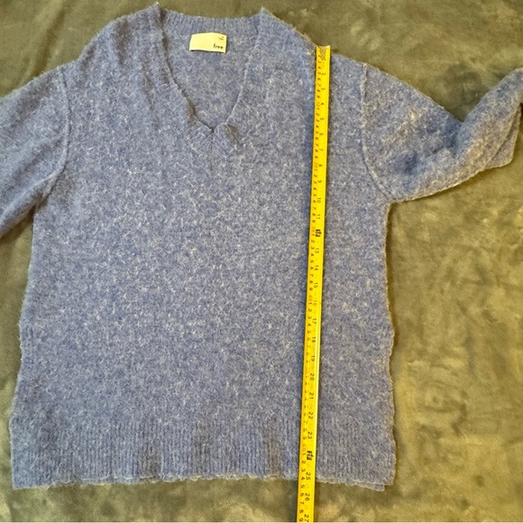 Wilfred Blue V-Neck Sweater Relaxed Fit
#1216 - Picture 4 of 7